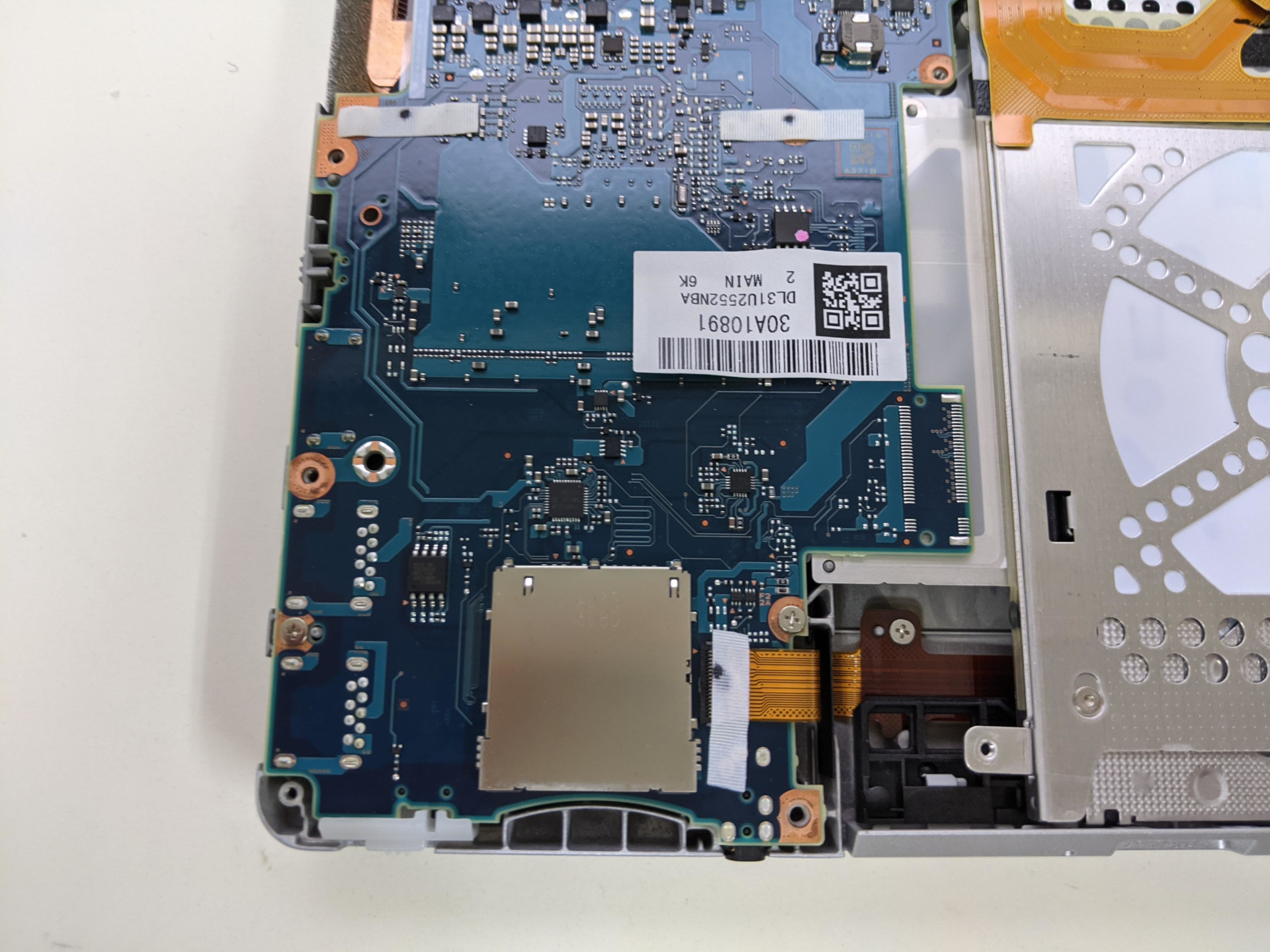 M.2 SSDはコネクターがないので搭載できません
